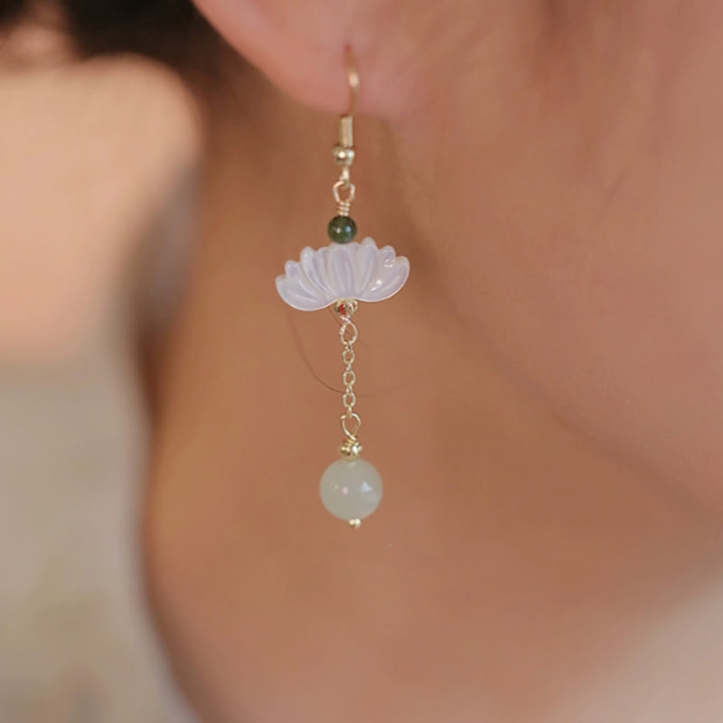Pendientes de prosperidad con loto de jade hetiano y Buddha Stones