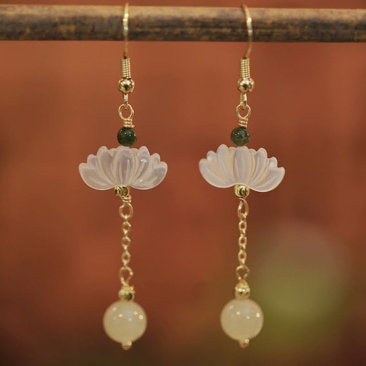 Pendientes de prosperidad con loto de jade hetiano y Buddha Stones