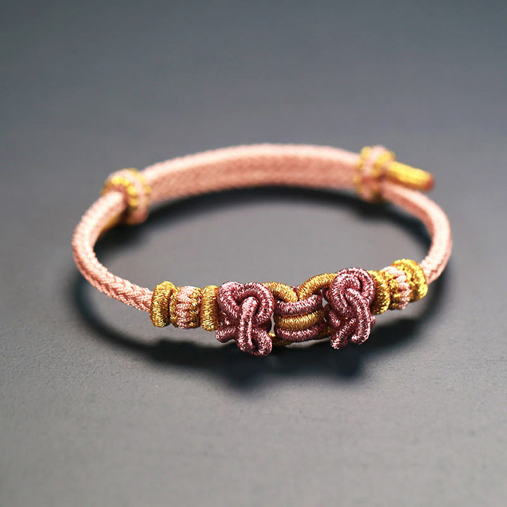 Pulsera de fuerza con nudo de silla de montar y hilo rojo de Buddha Stones