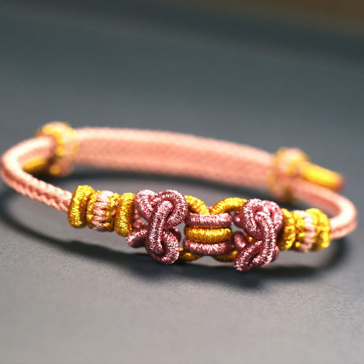 Pulsera de fuerza con nudo de silla de montar y hilo rojo de Buddha Stones