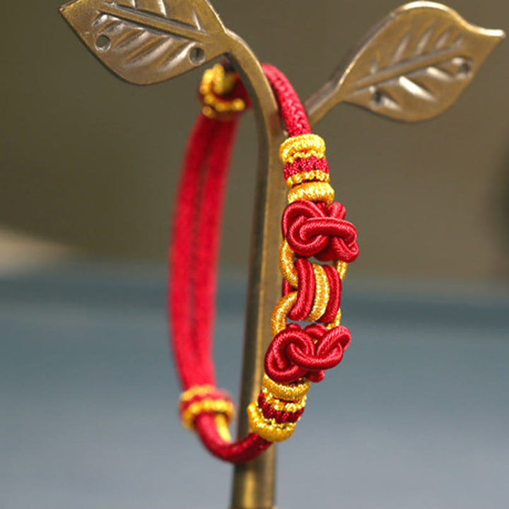 Pulsera de fuerza con nudo de silla de montar y hilo rojo de Buddha Stones