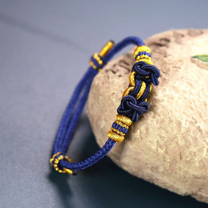 Pulsera de fuerza con nudo de silla de montar y hilo rojo de Buddha Stones