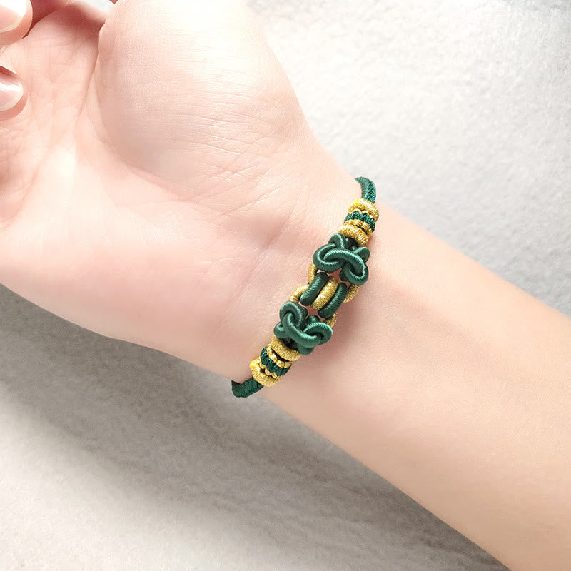 Pulsera de fuerza con nudo de silla de montar y hilo rojo de Buddha Stones