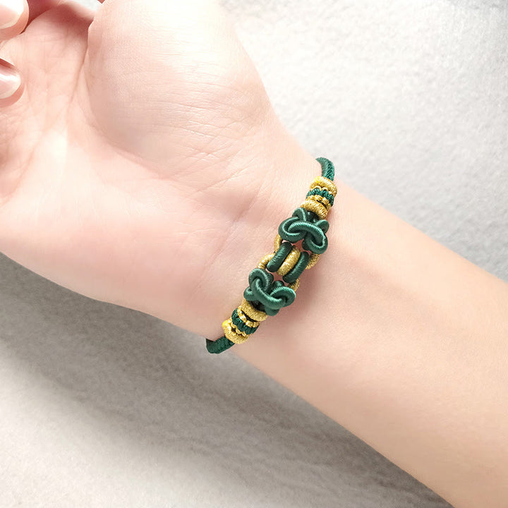 Pulsera de fuerza con nudo de silla de montar y hilo rojo de Buddha Stones