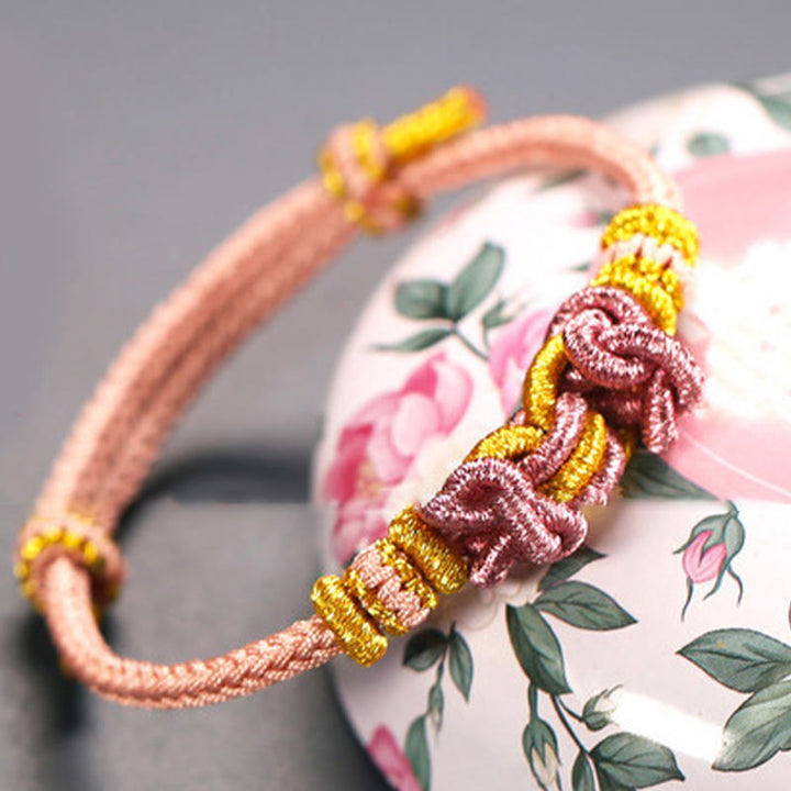 Pulsera de fuerza con nudo de silla de montar y hilo rojo de Buddha Stones