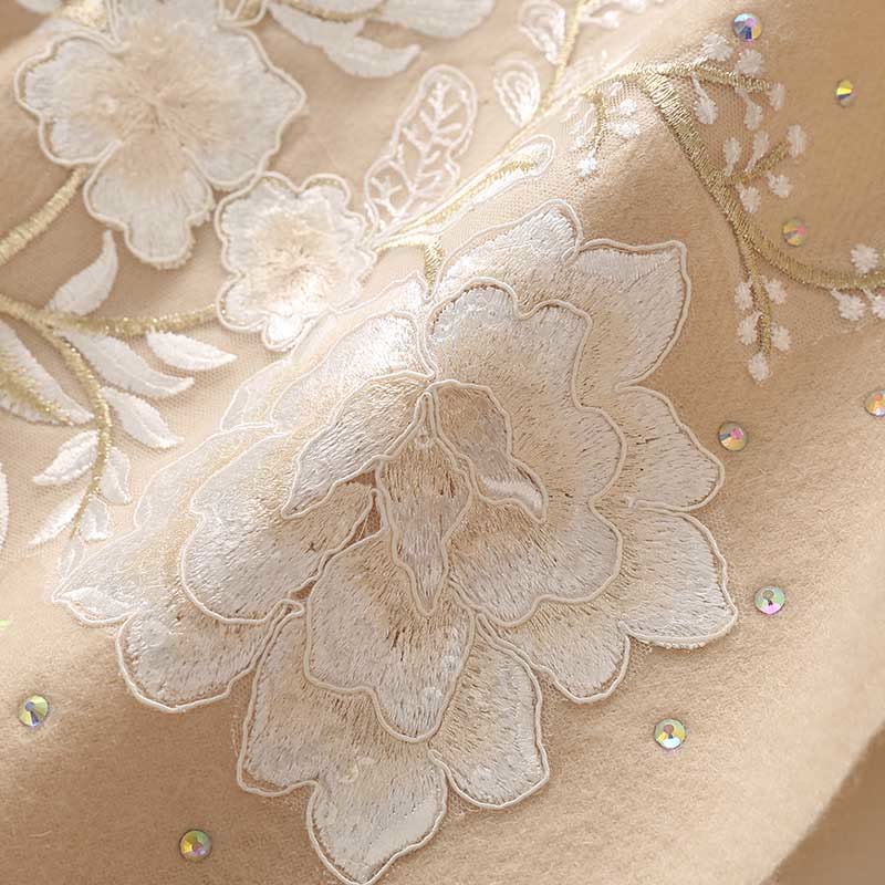 Chal de lana con Buddha Stones y flores blancas bordadas con borlas, bufanda de viaje acogedora para el invierno