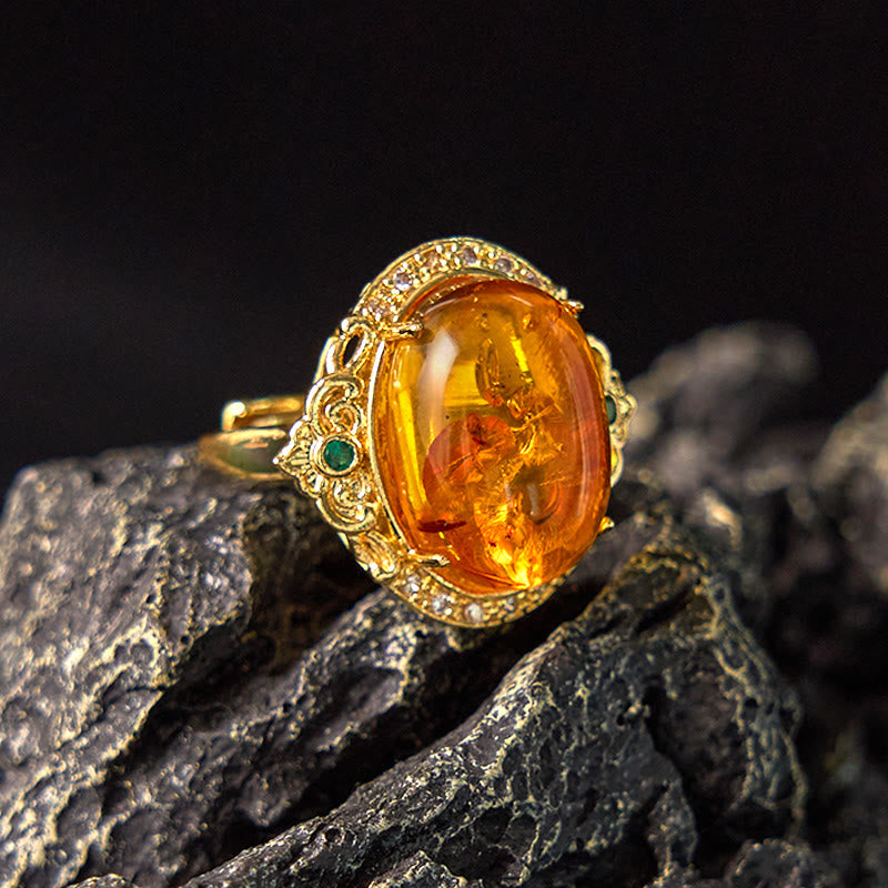 Anillo de enfoque con diseño de huevo de paloma y flor de ámbar con Buddha Stones