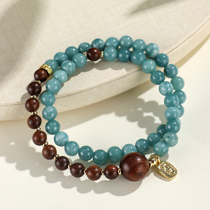 Pulsera de equilibrio emocional de doble vuelta con hojas pequeñas de sándalo rojo, calcedonia azul y sándalo verde y Buddha Stones