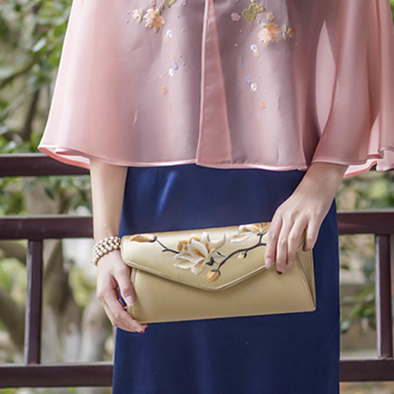 Bolso de mano con bordado de magnolia y Buddha Stones para bodas