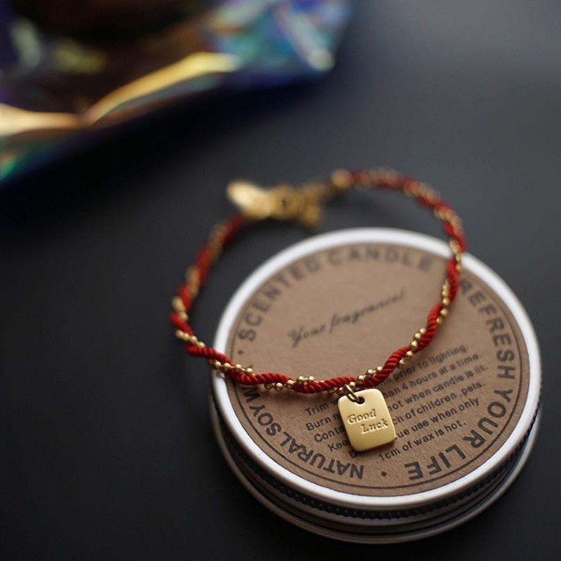 Pulsera de cobre bañada en oro con hilo rojo y Buddha Stones para la buena suerte y la fuerza