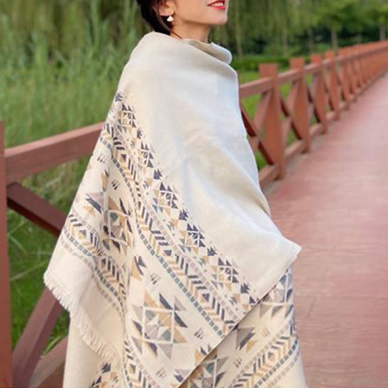 Chal cálido con borlas y diseño geométrico tibetano en color beige con Buddha Stones para otoño e invierno