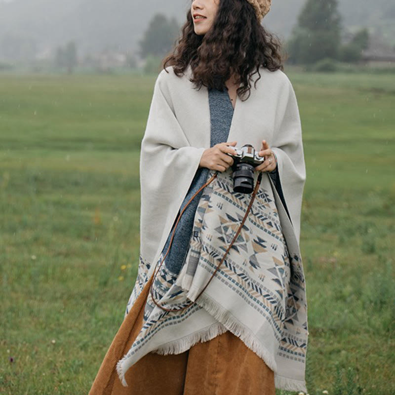 Chal cálido con borlas y diseño geométrico tibetano en color beige con Buddha Stones para otoño e invierno