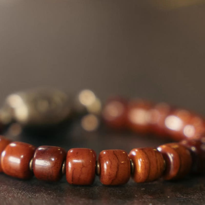 Pulsera de fuerza con colgante de cono de cobre en forma de Dzi y hueso de yak con Buddha Stones