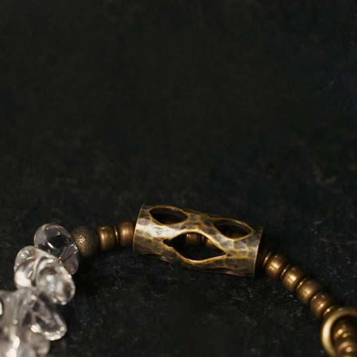 Pulsera de cobre con cristales blancos irregulares y Buddha Stones
