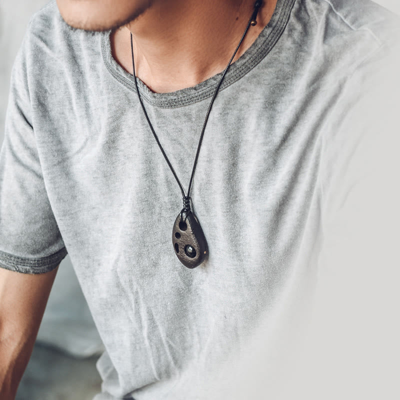 Collar con colgante de obsidiana hueca con incrustaciones de madera de ébano y Buddha Stones que expresan la paz y la calma