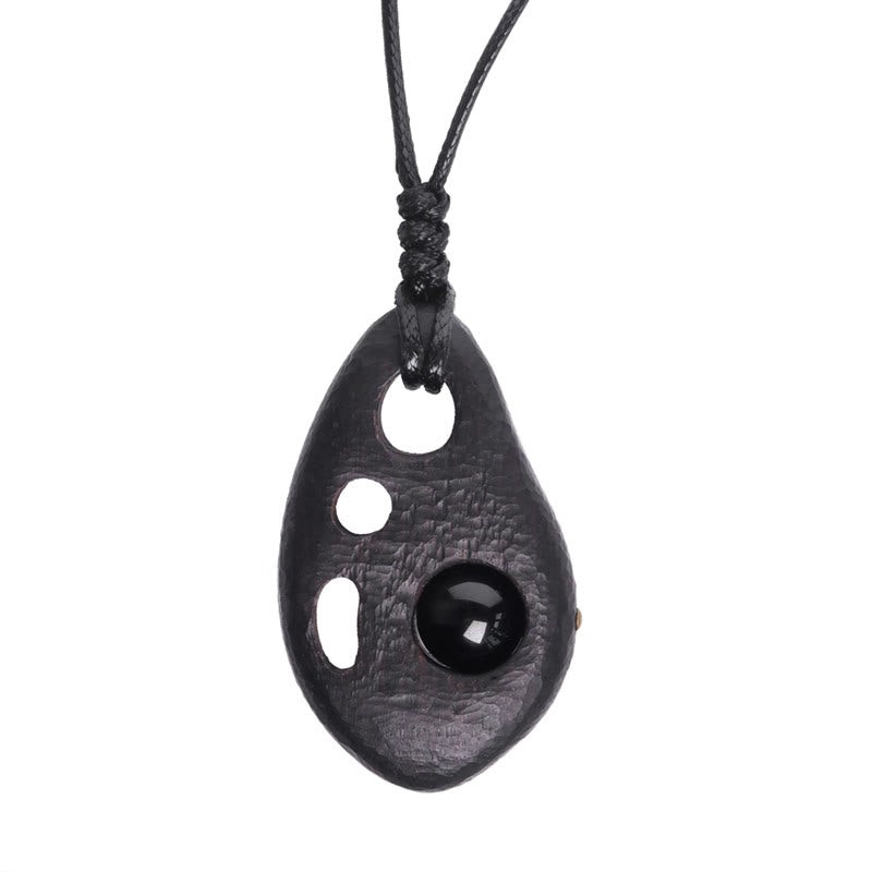 Collar con colgante de obsidiana hueca con incrustaciones de madera de ébano y Buddha Stones que expresan la paz y la calma
