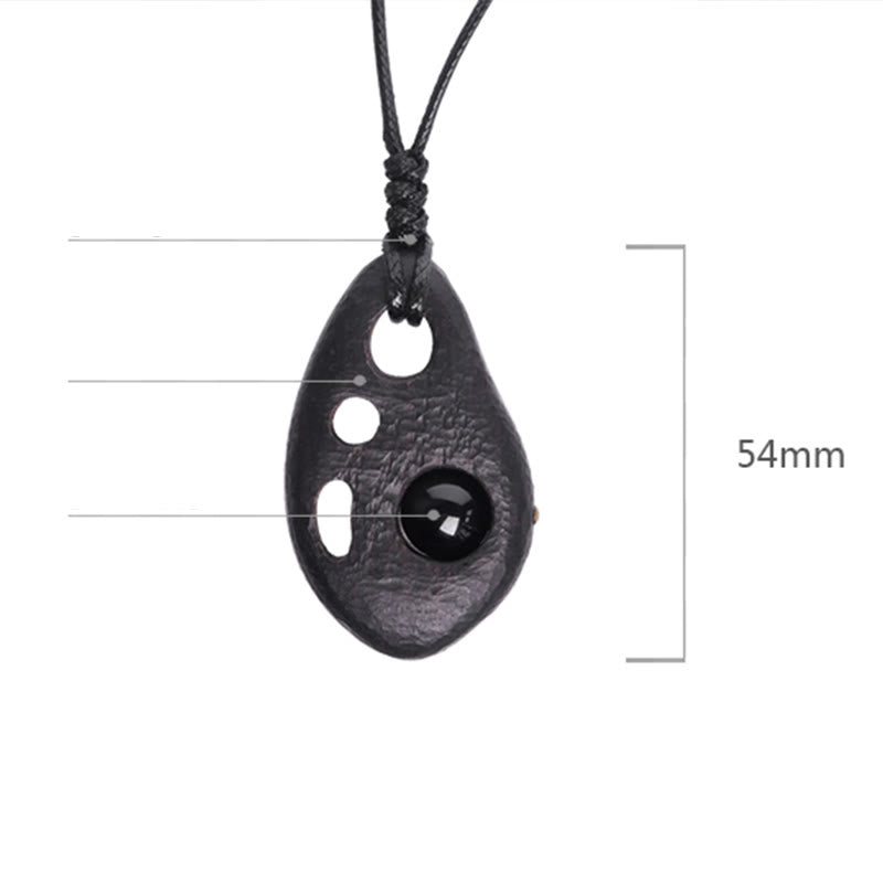 Collar con colgante de obsidiana hueca con incrustaciones de madera de ébano y Buddha Stones que expresan la paz y la calma