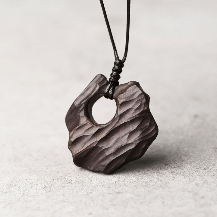 Collar con colgante de equilibrio de paz con forma irregular y hueco de madera de ébano y Buddha Stones