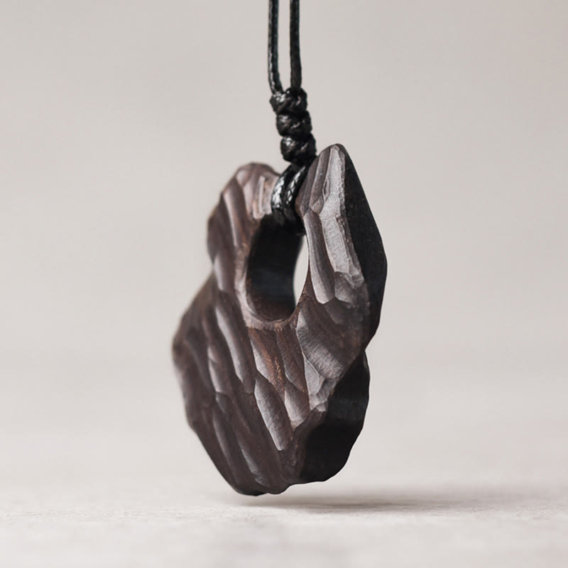 Collar con colgante de equilibrio de paz con forma irregular y hueco de madera de ébano y Buddha Stones