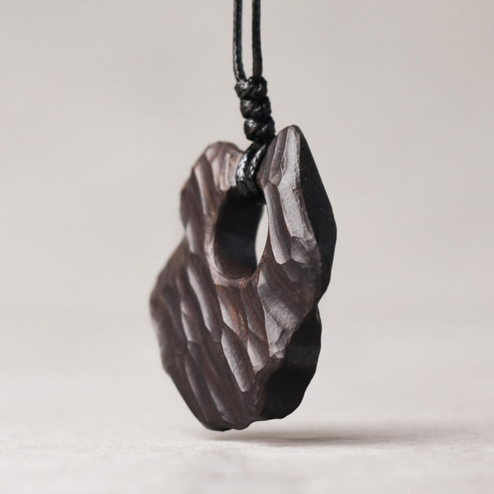 Collar con colgante de equilibrio de paz con forma irregular y hueco de madera de ébano y Buddha Stones