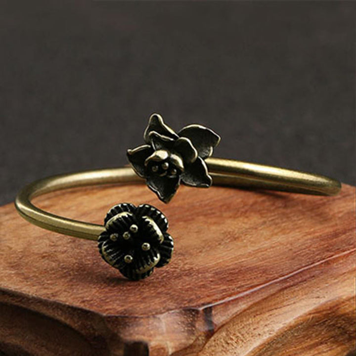 Pulsera curativa de latón y cobre con flores de durazno y Buddha Stones