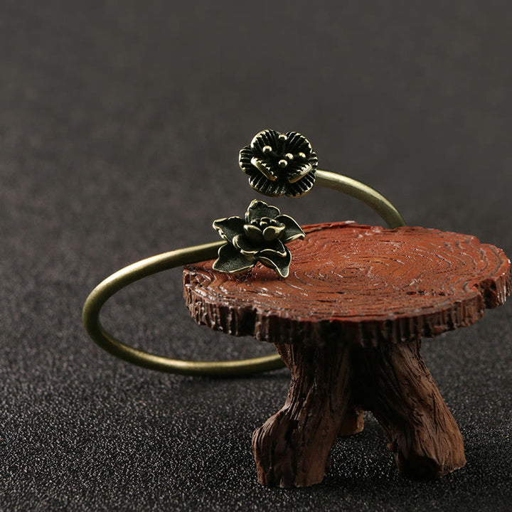 Pulsera curativa de latón y cobre con flores de durazno y Buddha Stones