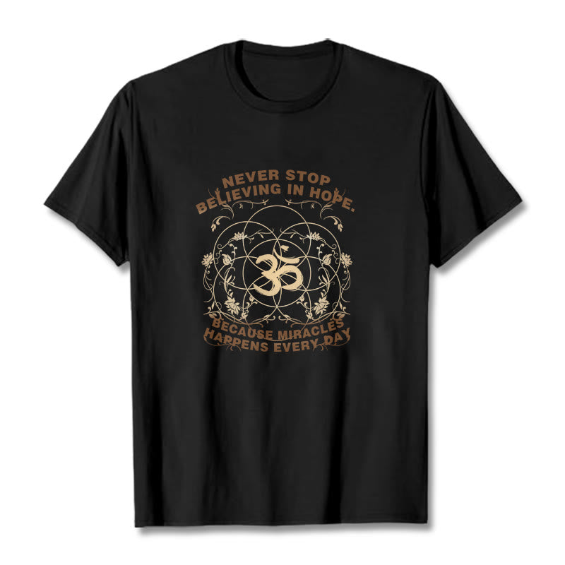 Camiseta de algodón con diseño de loto Om y Buddha Stones que nunca dejan de creer en la esperanza - Negro - 2XL - image 1