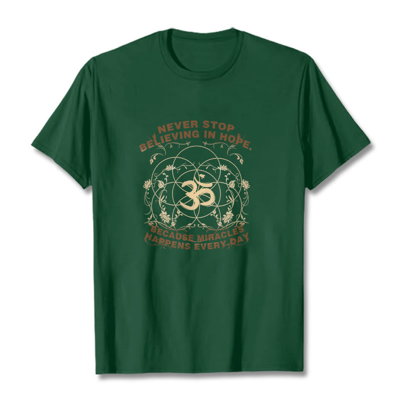 Camiseta de algodón con diseño de loto Om y Buddha Stones que nunca dejan de creer en la esperanza - Verde bosque - 2XL - image 11