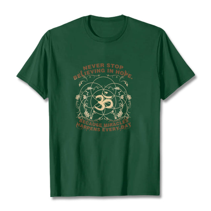 Camiseta de algodón con diseño de loto Om y Buddha Stones que nunca dejan de creer en la esperanza - Verde bosque - 2XL - image 11