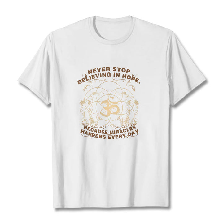 Camiseta de algodón con diseño de loto Om y Buddha Stones que nunca dejan de creer en la esperanza - Blanco - 2XL - image 8