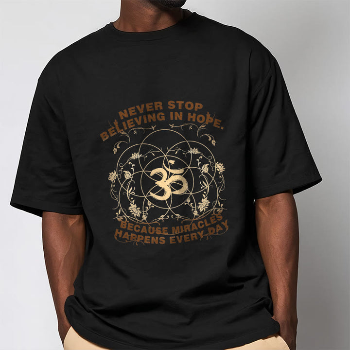 Camiseta de algodón con diseño de loto Om y Buddha Stones que nunca dejan de creer en la esperanza - image 3