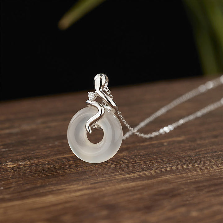 Colgante con hebilla de paz y calcedonia del año de la serpiente en plata de ley 925 con Buddha Stones