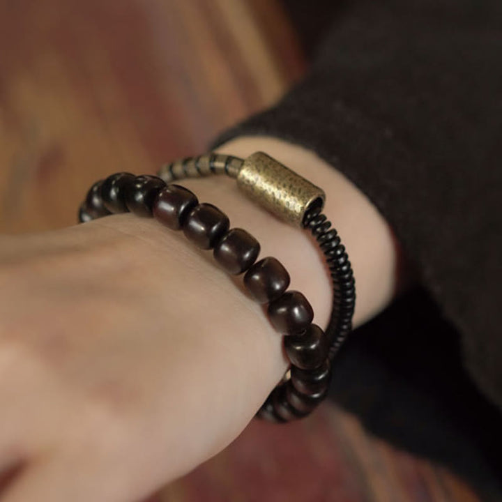 Pulsera de equilibrio de doble vuelta con cuentas cónicas vintage de madera de ébano, cobre y latón con Buddha Stones