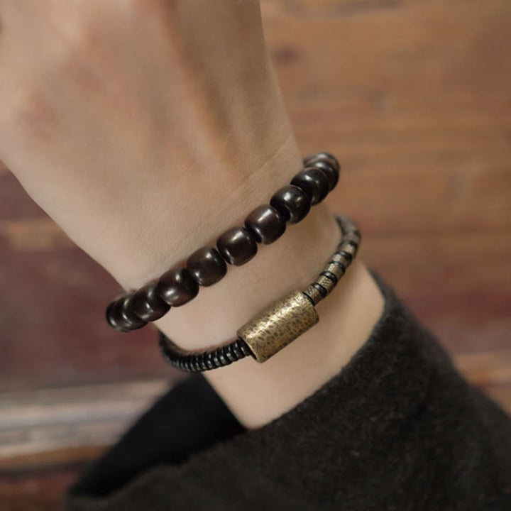 Pulsera de equilibrio de doble vuelta con cuentas cónicas vintage de madera de ébano, cobre y latón con Buddha Stones