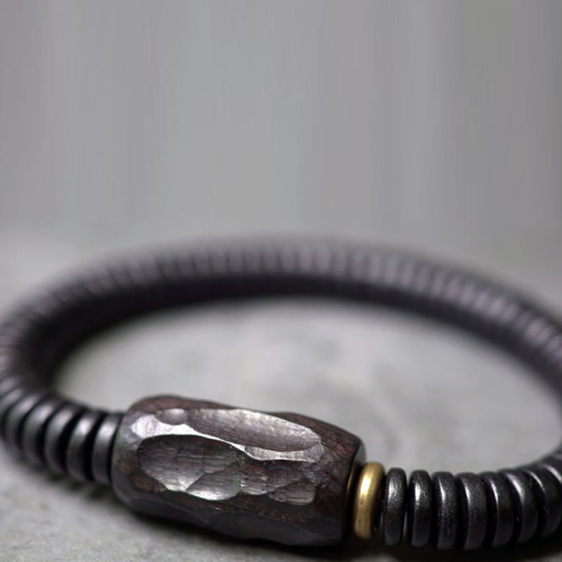 Pulsera de equilibrio perforada con Buddha Stones, madera de ébano, cobre y latón