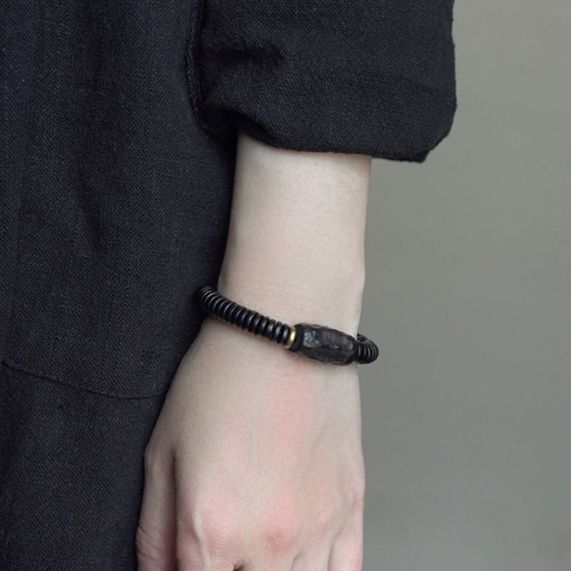 Pulsera de equilibrio perforada con Buddha Stones, madera de ébano, cobre y latón