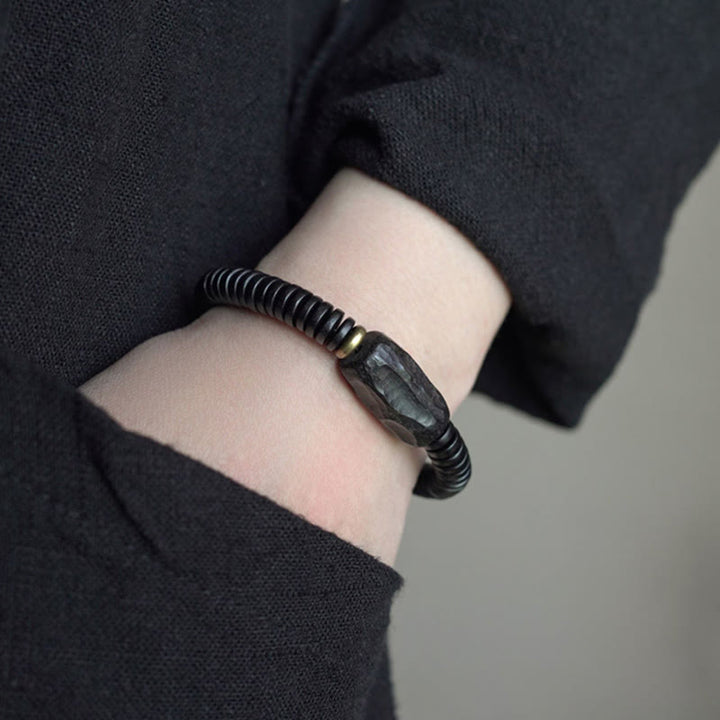 Pulsera de equilibrio perforada con Buddha Stones, madera de ébano, cobre y latón