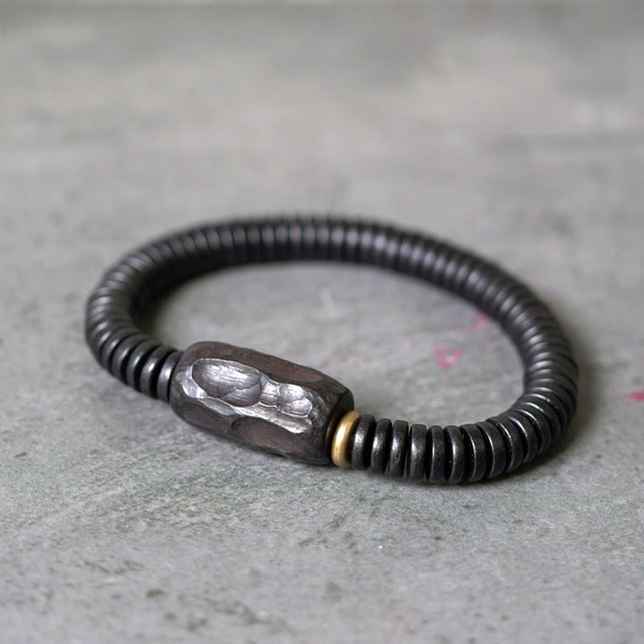 Pulsera de equilibrio perforada con Buddha Stones, madera de ébano, cobre y latón