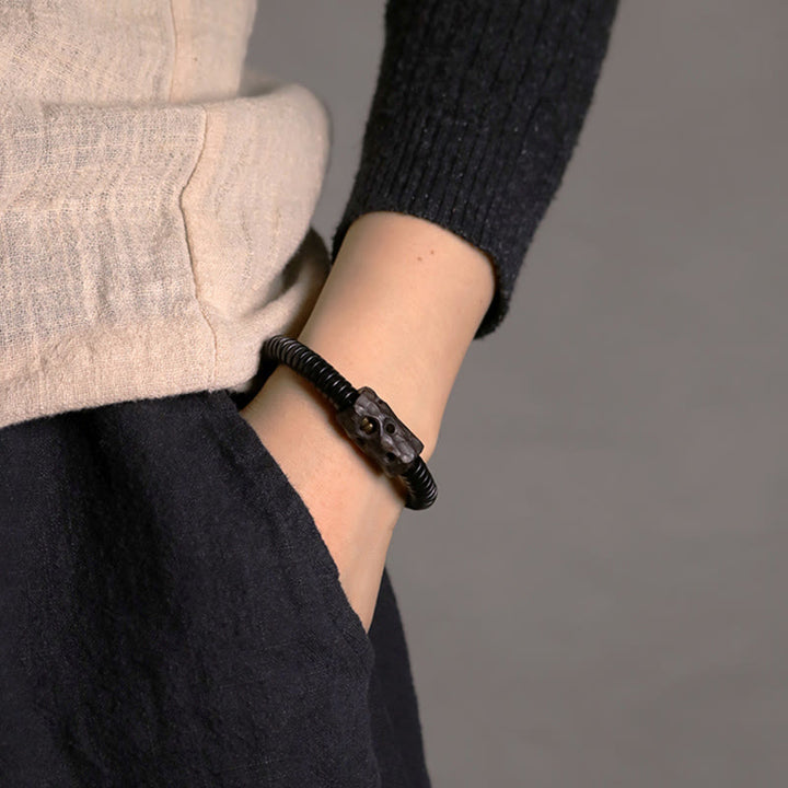 Pulsera de equilibrio perforada con Buddha Stones, madera de ébano, cobre y latón