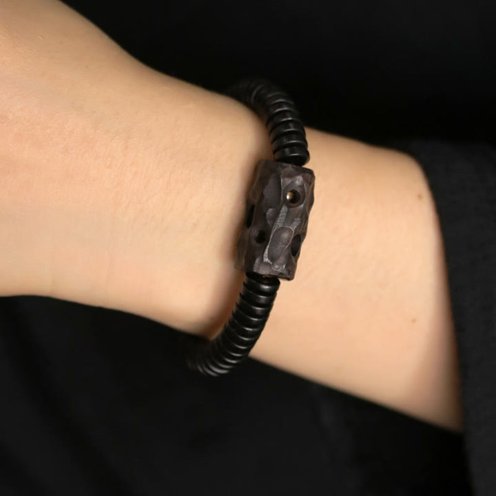 Pulsera de equilibrio perforada con Buddha Stones, madera de ébano, cobre y latón