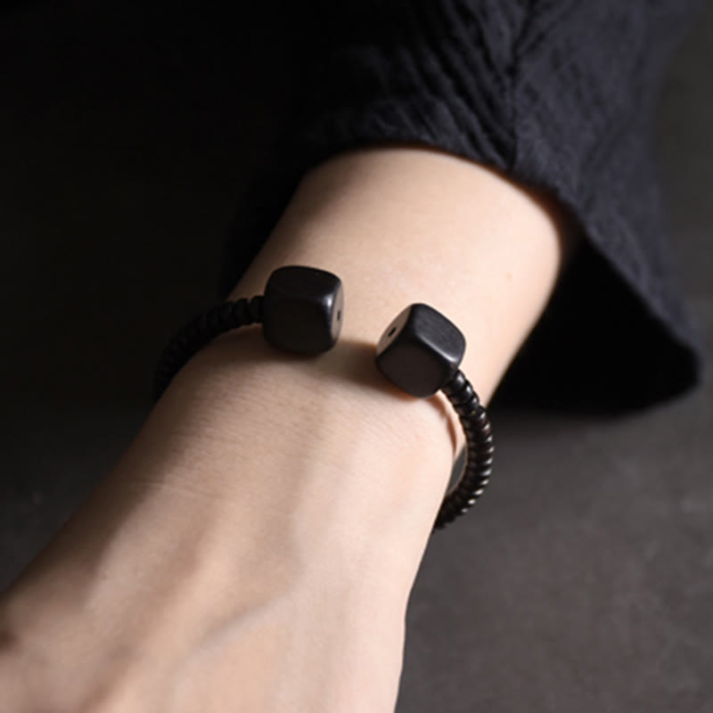 Pulsera de equilibrio con forma de cubo de sándalo verde y madera de ébano y Buddha Stones