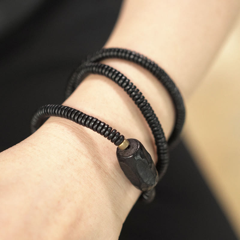 Pulsera de triple vuelta con Buddha Stones, madera de ébano, cobre y latón