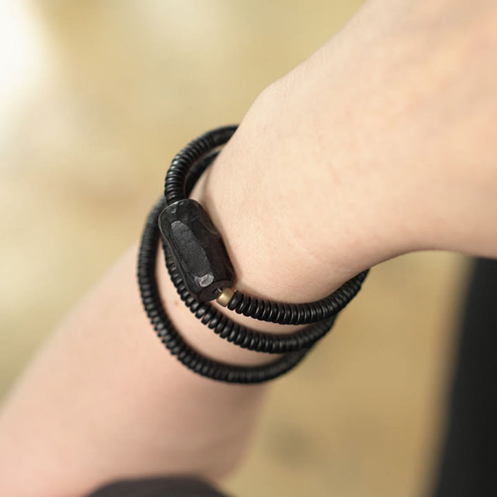 Pulsera de triple vuelta con Buddha Stones, madera de ébano, cobre y latón