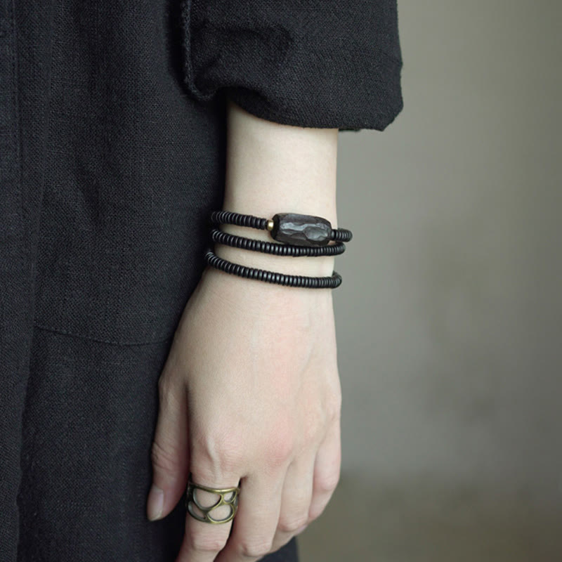 Pulsera de triple vuelta con Buddha Stones, madera de ébano, cobre y latón