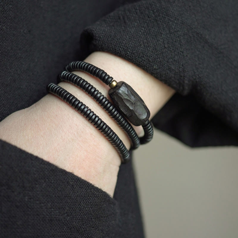 Pulsera de triple vuelta con Buddha Stones, madera de ébano, cobre y latón