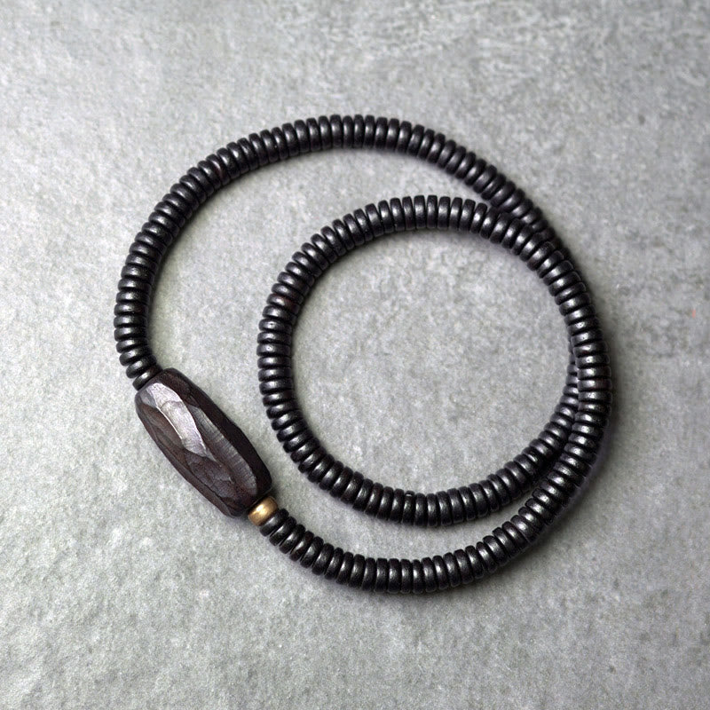 Pulsera de triple vuelta con Buddha Stones, madera de ébano, cobre y latón