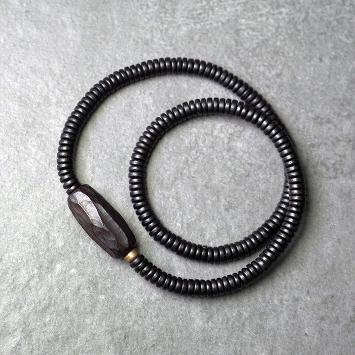 Pulsera de triple vuelta con Buddha Stones, madera de ébano, cobre y latón