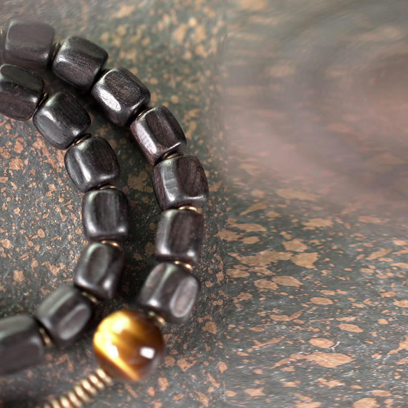 Pulsera de doble vuelta con Buddha Stones, madera de ébano, cobre, latón y ojo de tigre