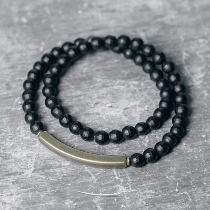 Pulsera protectora de doble vuelta con Buddha Stones, superficie cortada esmerilada, ónix negro, cobre y latón