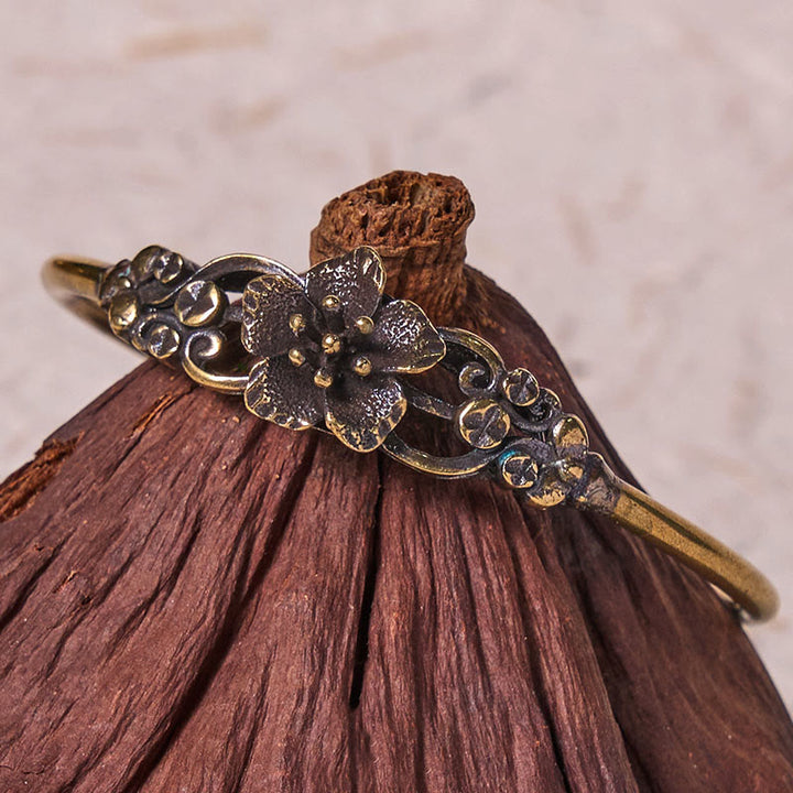 Brazalete de cobre y latón con Buddha Stones, flores, hojas y suerte para la curación